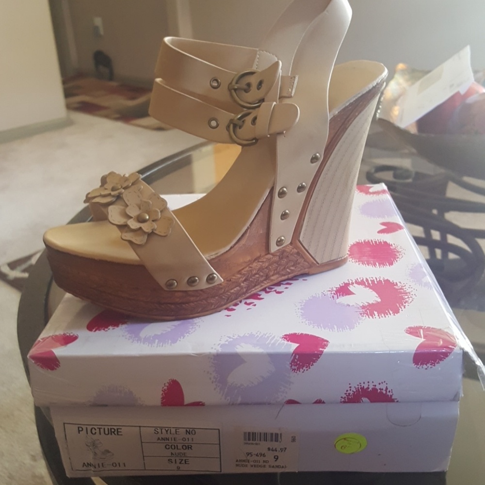 Nude wedge sandal
